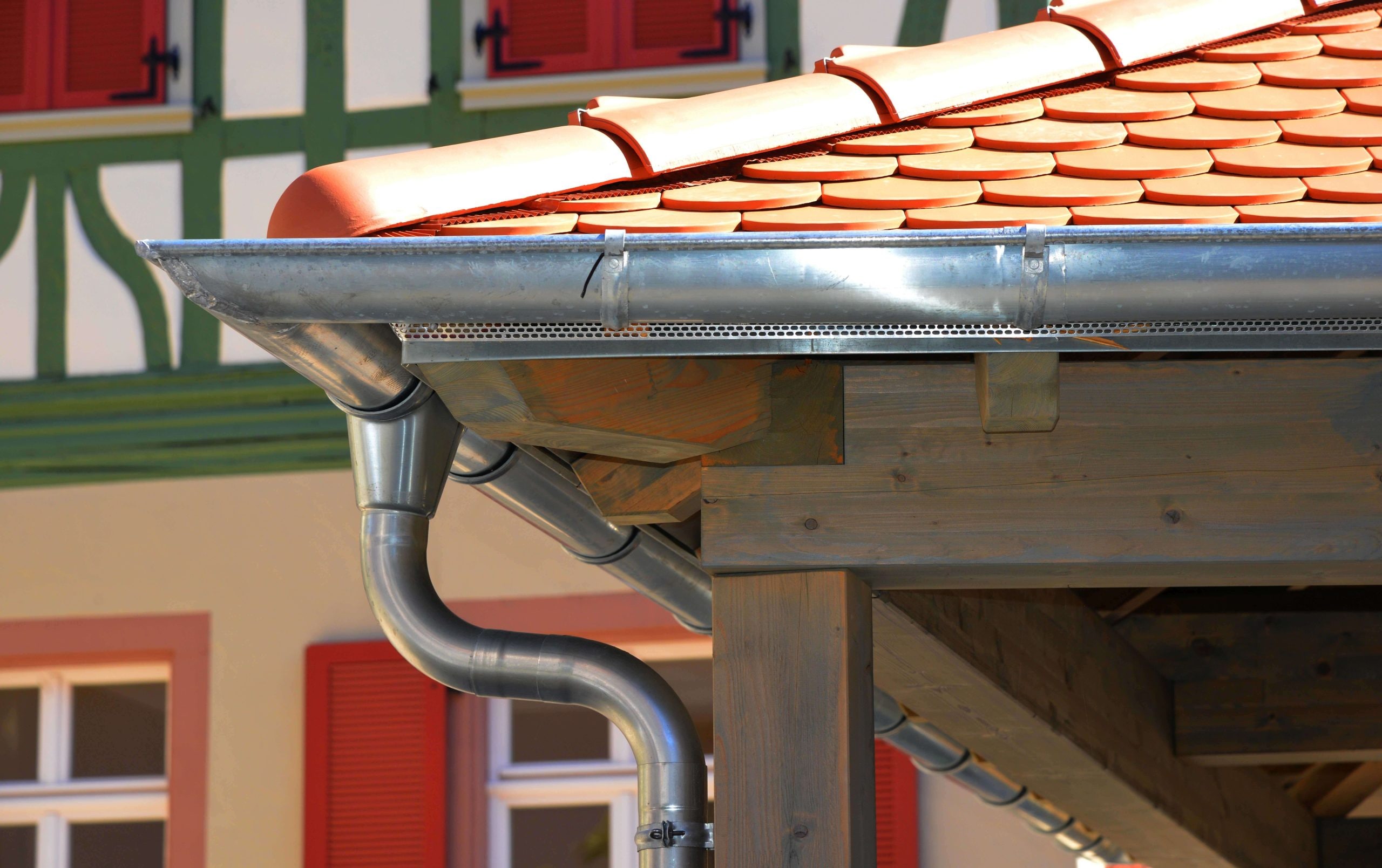 Corrosion-resistant steel gutters for effective rainwater drainage in Savannah